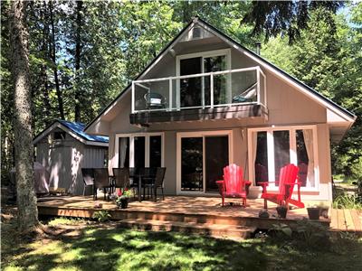 Cedar Lake Retreat,  Minden Hills, Newly Renovated, Private Lakefront, 2 hours from Toronto