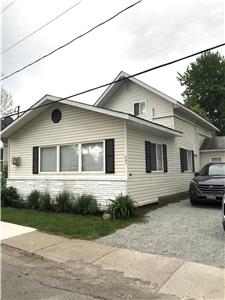 REASONABLE OFF SEASON RATES AVAILABLE / QUAINT BEACH TOWN