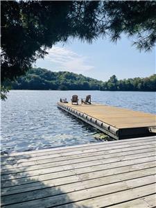 Lakefront cottage on picturesque Horseshoe Lake.