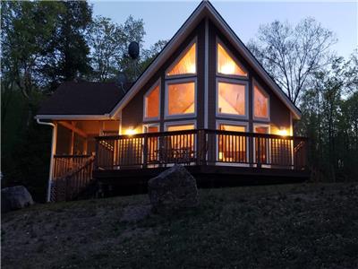 Luxurious Waterfront 4 Season Cottage with Starlink Highspeed Internet / AC / Kayaks / Fishing Boat