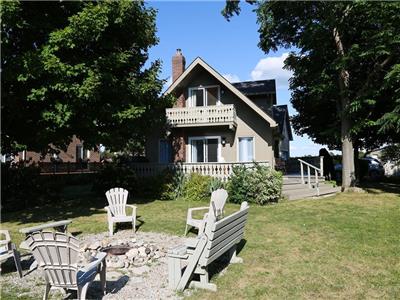 Vista Beach Lake Escape - Family Cottage on Lake Huron between Bayfield & Grand Bend - Sleeps 10