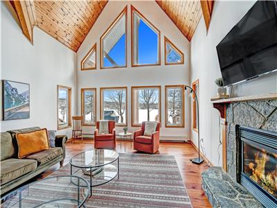 Lakefront, 4000sq/f, BBQ, Beach, HotTub, Sauna