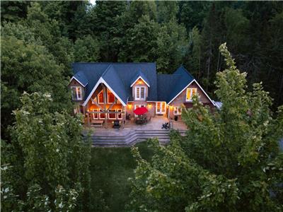Lakefront, 4000sq/f, BBQ, Beach, HotTub, Sauna