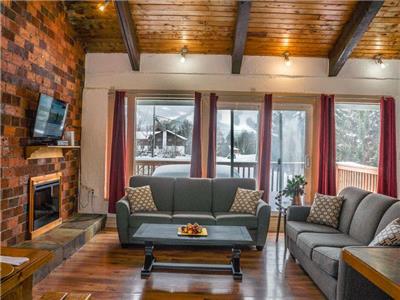 Chalet Blue - 5 bdrms w/ hot-tub, slps 12, 2 min to Blue Mountain Village, 5 min to Northwinds Beach