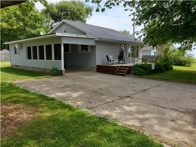 Beach View Cottages - 3 Bedroom plus Den, Across from Sandy Beach