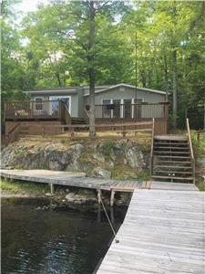 Bobs Lake 3 Bedroom Waterfront.  1000 SQFT.  Family of 4. * Weekly Special $1695 *