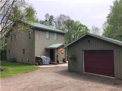 Family oriented year round home with water/boat/beach access to Calabogie Lake less than 1km away