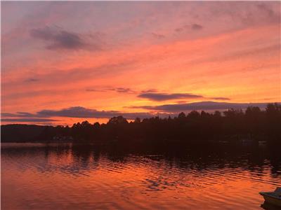 A beautiful private log cabin, gorgeous sunsets and a river await you. Treat yourself to serenity!