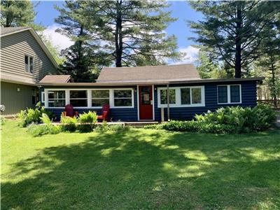 Blue Paddle Lake House in Grand Bend, easy access to beautiful beach, classic cottage.