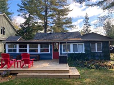 Blue Paddle Lake House in Grand Bend, easy access to beautiful beach, classic cottage.