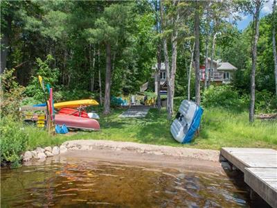 Paddles Retreat - Beautiful 4BR Cottage w/ Great Swimming, Games Room, Unlimited Wi-Fi