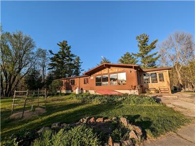Waterfront Cottage on Millers Lake / Mississippi River in Snow Road Station