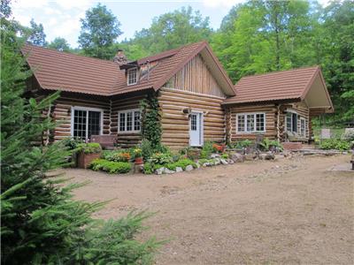 Lalonde Lodge, 3000 square ft Log Cabin, Lac Ste-Marie, Close to Ski Hill