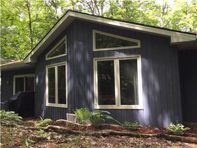 TWO SISTERS COTTAGE, SOUTHCOTT PINES, GRAND BEND  5 minute walk to private beach