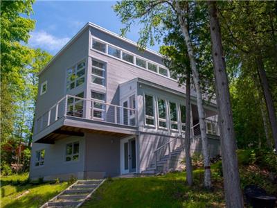 Galini Lakehouse - Luxury 4BR Cottage on Beautiful White Lake! Sleeps 12 & Pet-Friendly