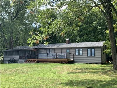 Classic Cottage with Outstanding Views and Total Privacy in the 1000 Islands