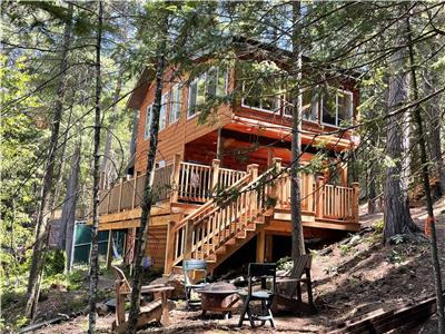 Calabogie Pearl - The Lakeside Chalet - A small rustic  and cozy 3 bedroom cottage with hot tub