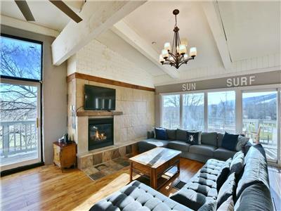 6 Bedroom Blue Mountain Chalet w/ HOT TUB & SAUNA!