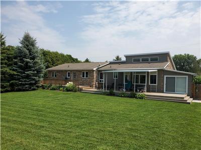 ALL INCLUSIVE: 3 bedroom 2 bath, between Grand Bend & Pinery (Sleeps 8)