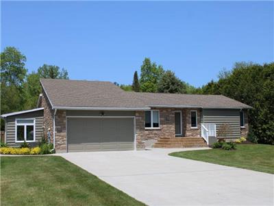 Escape to Grand Bend at our sweet retreat - 3 Bdrm 2 Bath, Sleeps 8 between Grand Bend & Pinery