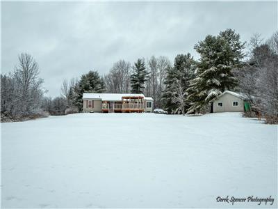 Whispering Woods Cottage - Private waterfront cottage on 4 acres in Haliburton--2.5 hrs from Toronto