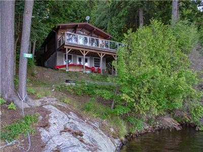 Crane's Landing - 3BR Parry Sound Cottage w/ Great Swimming, Watercraft, Dock & Firepit