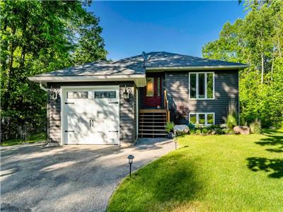 Awenda Provincial Park Dream Cottage - Georgian Bay Beach Access & Year-Round Hot Tub - Pets Welcome