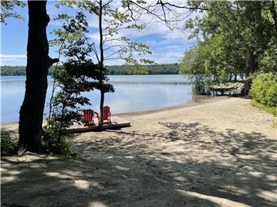 Beach Cove Waterfront Sanctuary, plage de sable prive sur la baie chaude et peu profonde de Smiths,