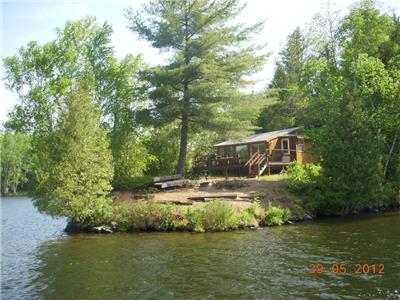 Northern Getaway, Lorimer Lake, The Point Cabin, absolute privacy with own dock...