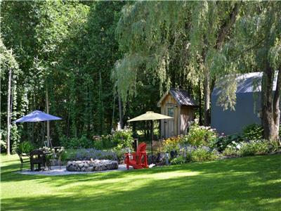 Incredible backyard retreat, 5 minute walk to the lake and waterfall hikes on the Bruce Trail