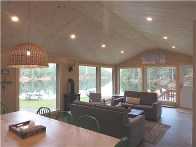 Private, Modern, Family Friendly Cottage right on the Lake