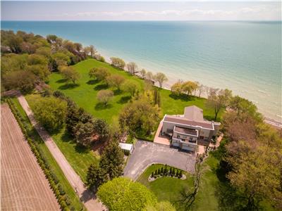 **WATERFRONT/PRIVATE BEACH** Luxurious Essex Lakehouse