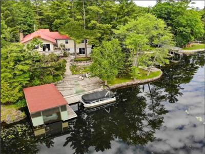 Grand Maison By Chalet Paradise - Waterfront Cottage In Bobcaygeon: 5 Bedrooms, 3 Bath, Central AC
