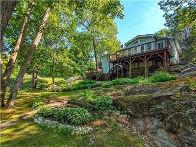 Bay's End - Stunning Muskoka Waterfront Cottage w/ Watercraft, Wi-Fi, Firepit & More!