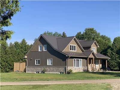 Pine Cottage (3 min from Beach, Walk to Golf Course,Ping Pong, IceBall, Air Hockey, Pool Table)
