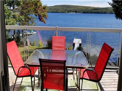 LAKE FRONT HOUSE/COTTAGE, BEACH SWIMMING, 5 BDRM, 2-BATH, SLEEPS 10, 45 MIN FROM MONT TREMBLANT