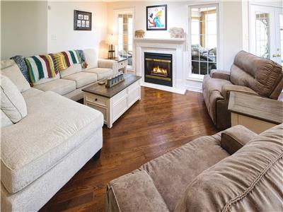 Whispering Pines: Grand Bend Luxury Cottage Beside the Beach Path! No Fees or Cleaning Charges!