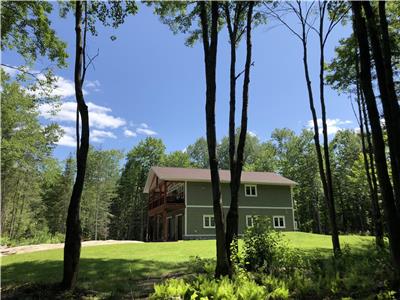 Stay and play (or WFH)! Modern, immaculate! Beautiful tranquility, steps from picturesque Riley Lake