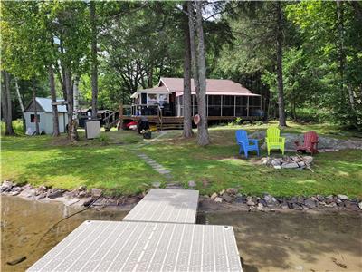 Charming Waterfront Cottage, Parry Sound District, Sleeps 6-8, Pet Friendly, Canoe , Kayaks,