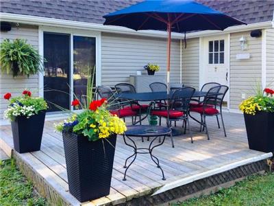 Lakeview cottage, direct beach access, 1/2 way between Grand Bend and Bayfield, sleeps 10.