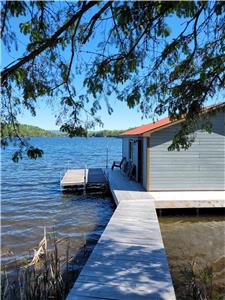 Charming Waterfront 4 Season Cottage Overlooking Beautiful Baie Davis on 31 Mile Lake