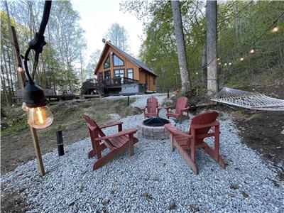 Joy's Chalet - Hottub, Lake, & Cottage