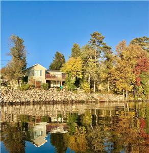 4 Season Lake Front Family Friendly Retreat. Fully Updated, Private Beach / dock, Kayaks, Heat / AC