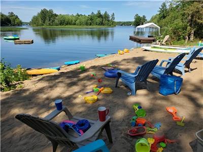 Sjour en famille pendant la pause de mars pour 14 personnes  Lux Lakehouse avec 10 acres de bois