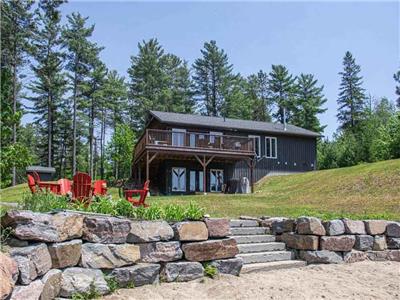 Forest Lake Retreat - Luxury 6BR Waterfront Cottage Perfect for Groups! 150ft of Private Sand Beach!