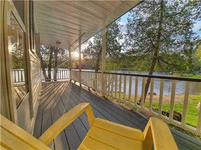 Hambly House - Luxury Waterfront Cottage w/ Sand Beach, Great Swimming & Hot Tub!