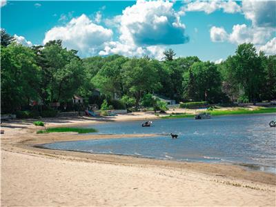 Beachfront Cottage in Constance Bay (20 min. from Kanata)