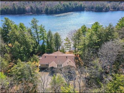 Beautiful lakefront luxury Cottage in Muskoka with hot tub