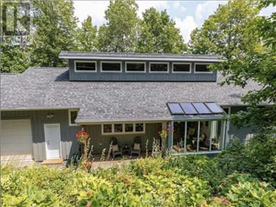 Black Barrel Hill - Luxury Waterfront Family Cottage