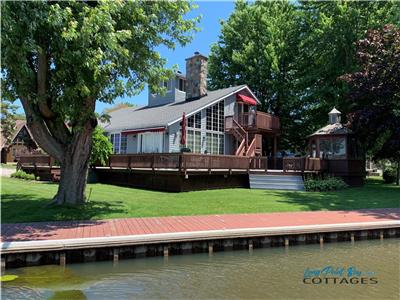 LONG POINT multi-family cottage sleeps 12-15, 100ft boat dock to Lake Erie Inner Bay, beach 5 min